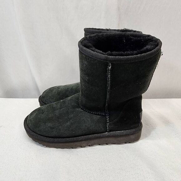 UGG Australia Classic Short II Black Suede Sheepskin Boots Women's 6 S/N 1016223 - Picture 4 of 8